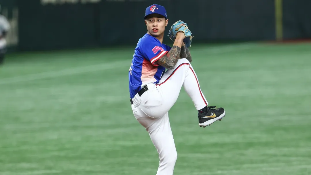 林昱珉投球姿勢，台灣棒球投手展現專注與力量