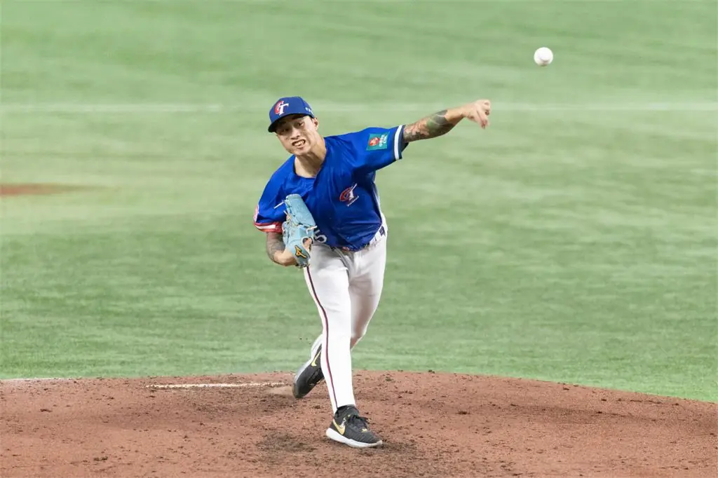 林昱珉投球動作，專注展現力量與準度