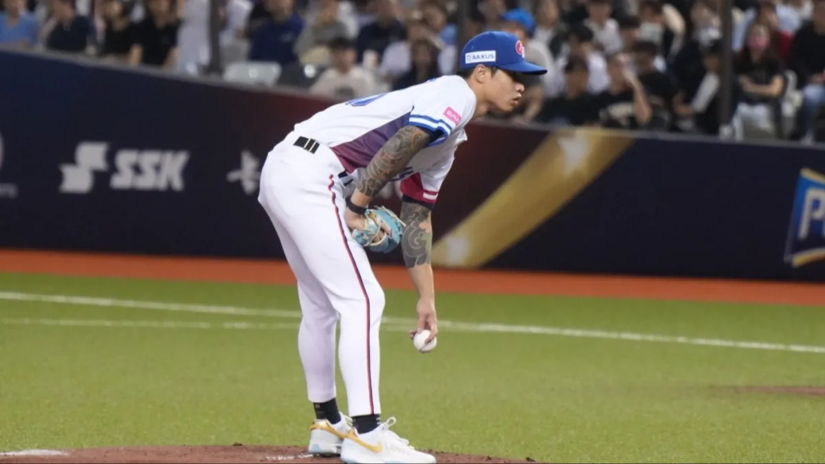 林昱珉在投手丘上準備投球