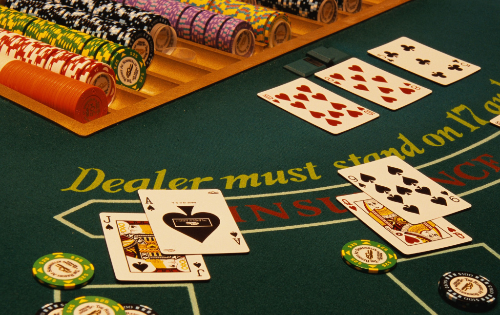 百家樂賭桌展示不同玩家牌面與籌碼堆疊，顯示遊戲進行中的各種可能組合與投注狀況。